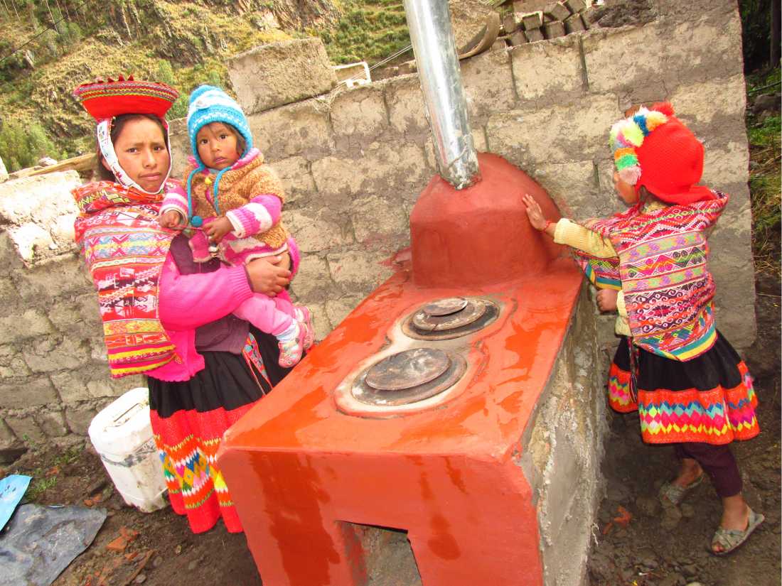 A family from Huilloc, the recipients of a new healthier cook stove |  LT