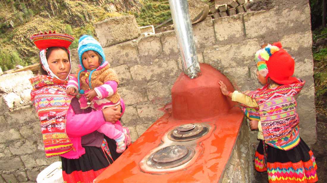 A family from Huilloc, the recipients of a new healthier cook stove | LT